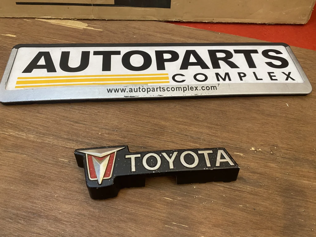 Toyota pickup Hilux 4wd 1981 1982 1983 grille Toyota badge (2)