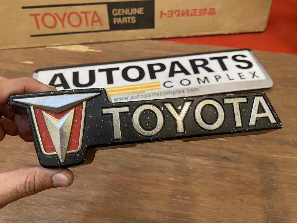 Toyota pickup Hilux 4wd 1981 1982 1983 grille Toyota badge (3)