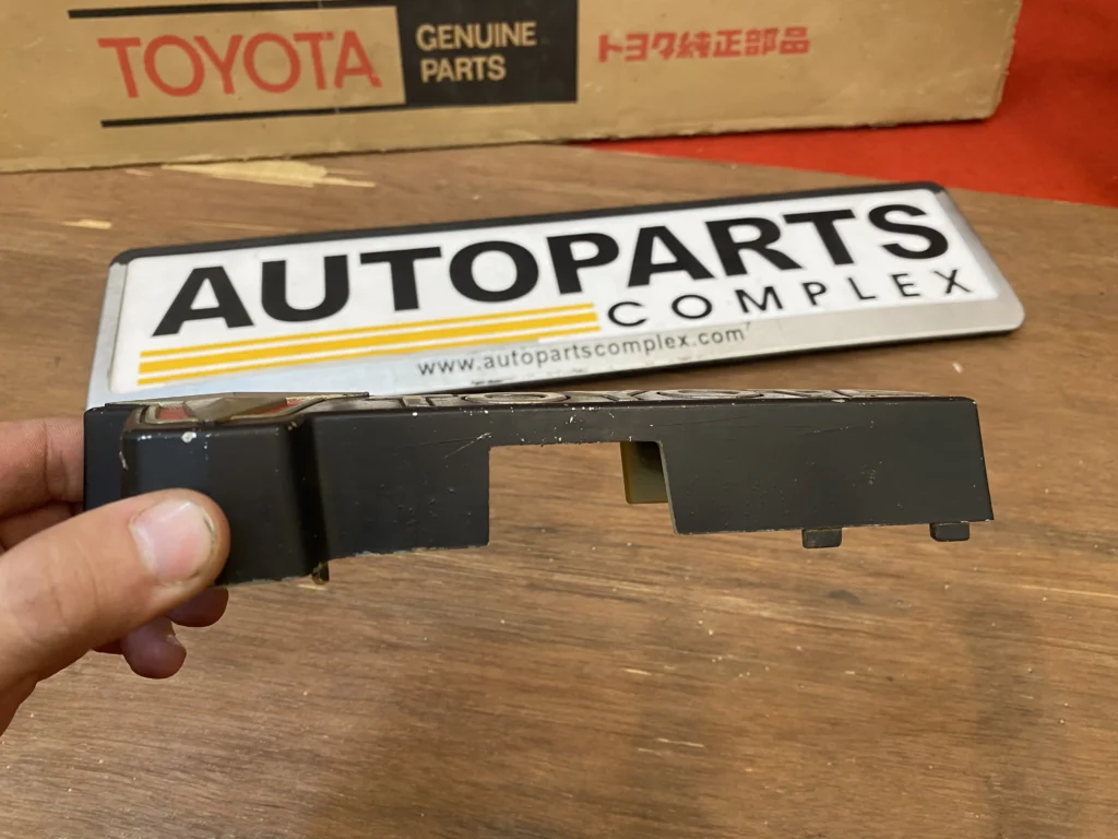 Toyota pickup Hilux 4wd 1981 1982 1983 grille Toyota badge (4)