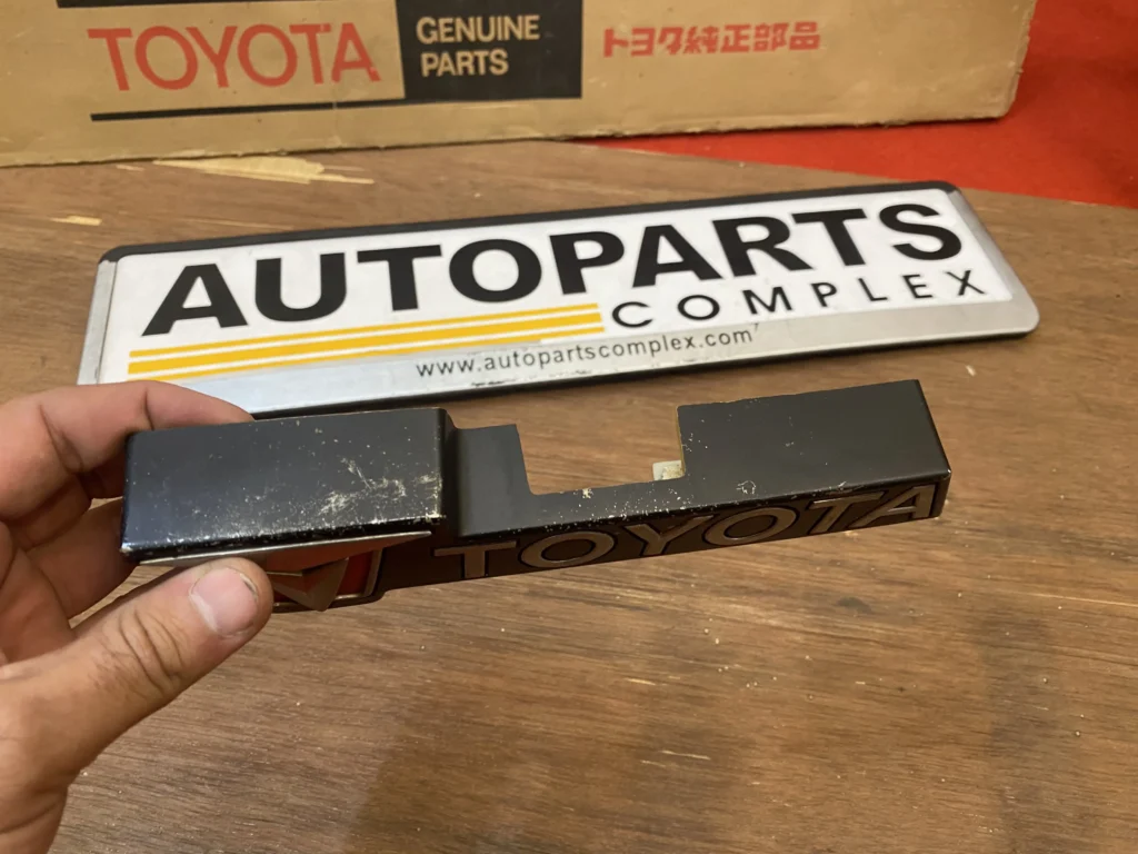 Toyota pickup Hilux 4wd 1981 1982 1983 grille Toyota badge (5)