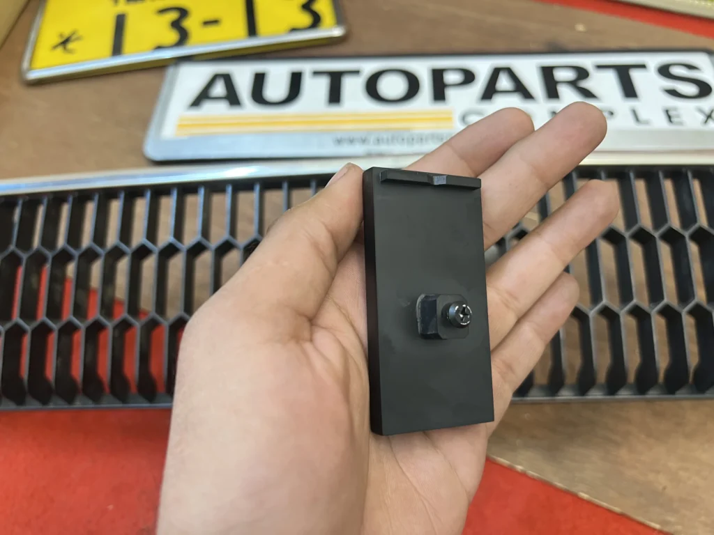 Corolla 1980 XXX C grille badge (Golden) (1)