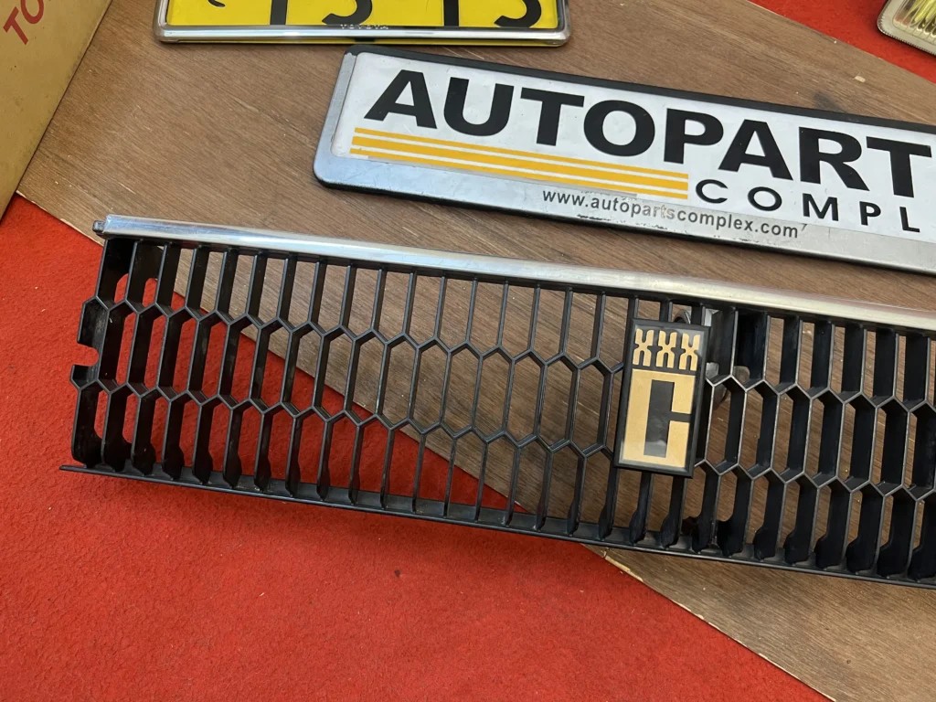 Corolla 1980 XXX C grille badge (Golden) (2)