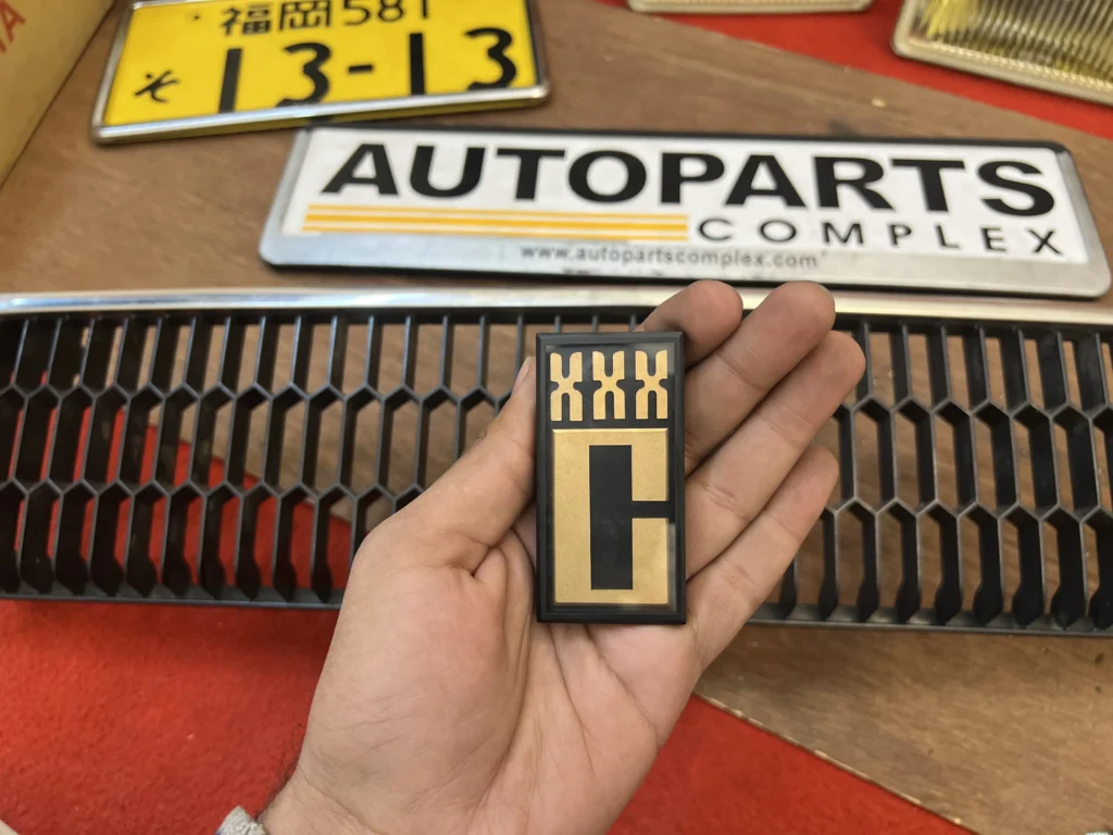 Corolla 1980 XXX C grille badge (Golden) (3)