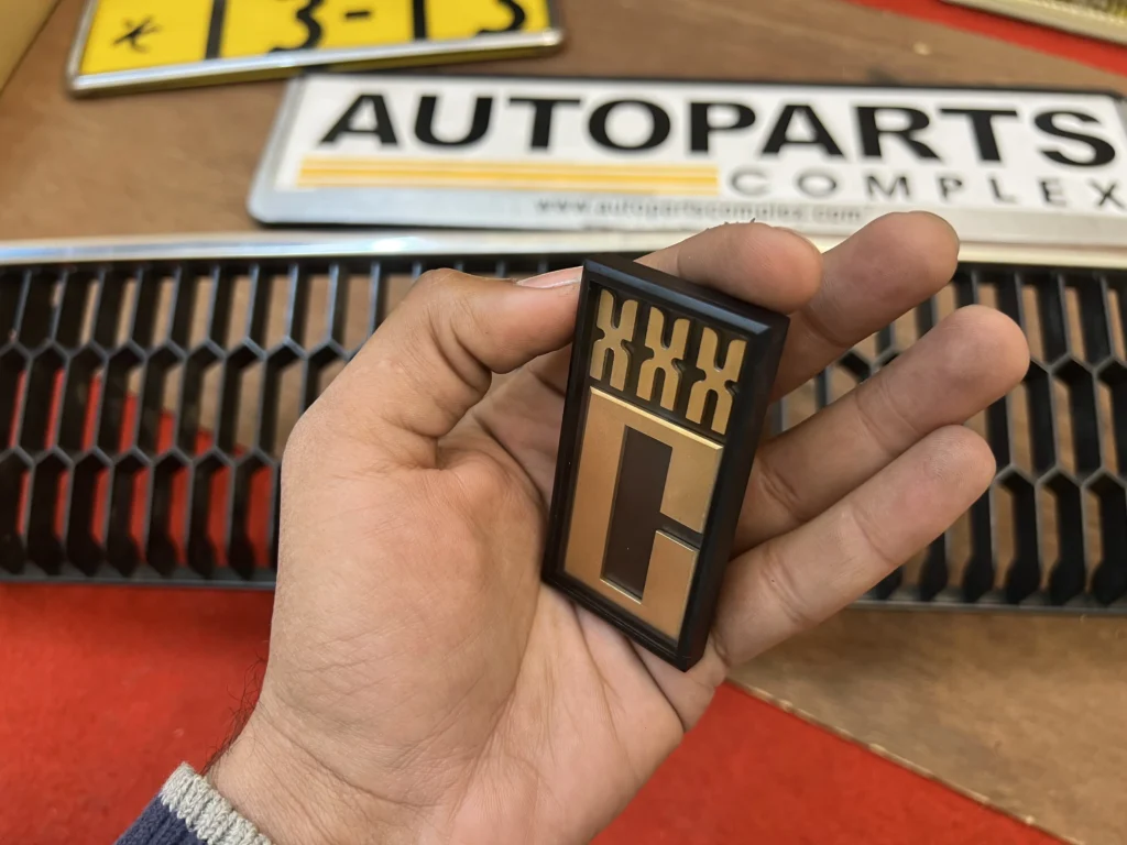 Corolla 1980 XXX C grille badge (Golden) (4)