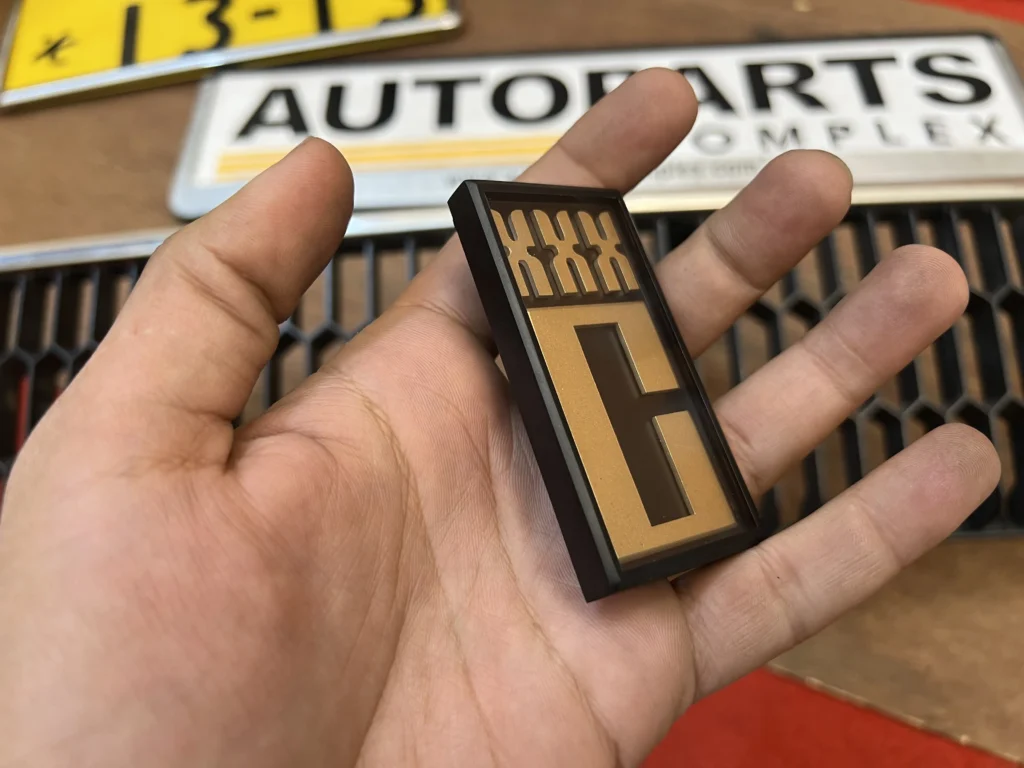 Corolla 1980 XXX C grille badge (Golden) (5)