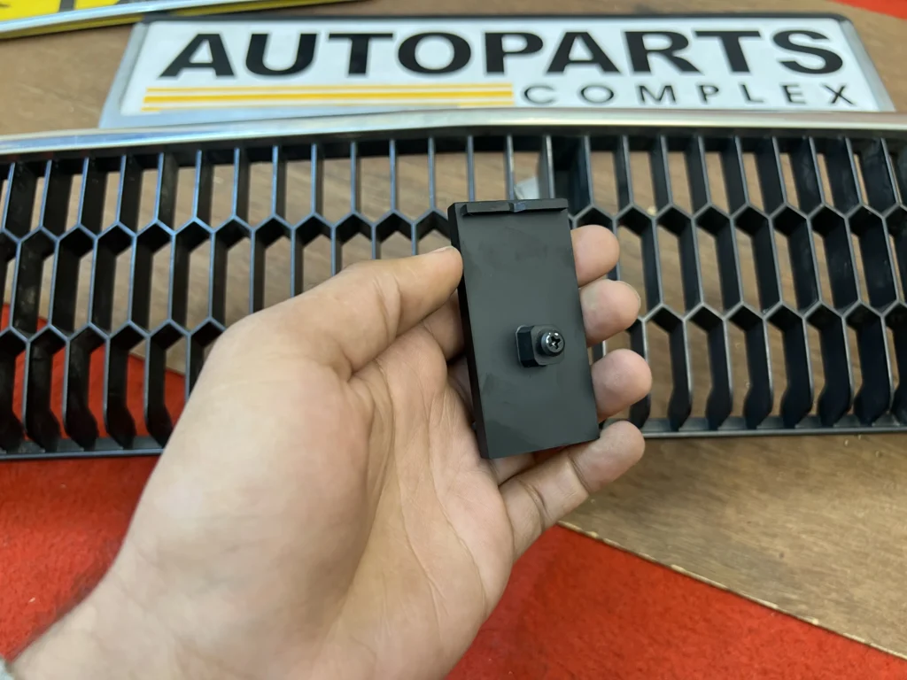 Corolla 1980 XXX C grille badge (Silver) (5)