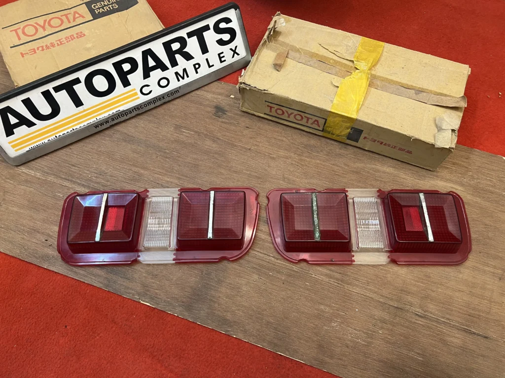 Corolla Sprinter Trueno TE27 KE25 tail light lenses NOS OEM pair (2)