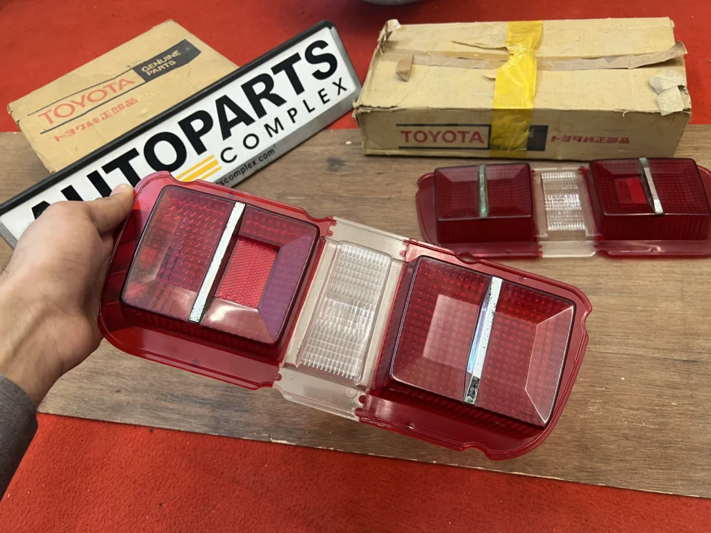 Corolla Sprinter Trueno TE27 KE25 tail light lenses NOS OEM pair (3)