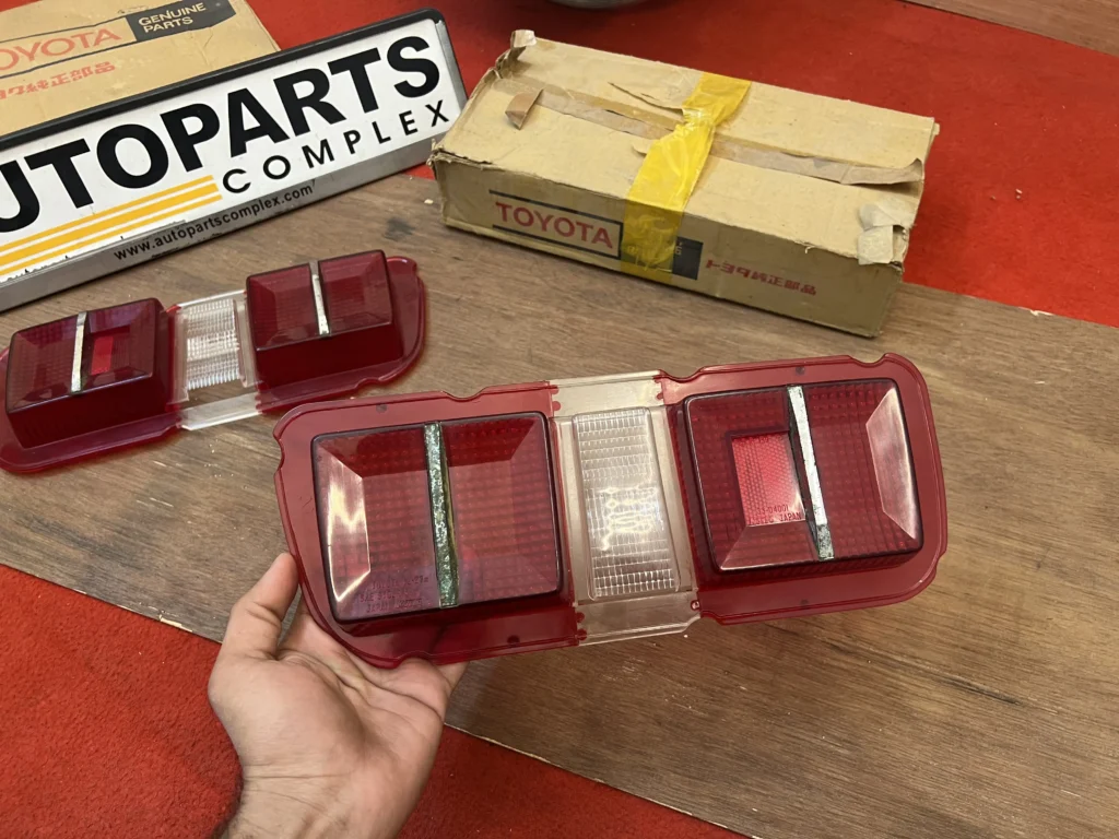 Corolla Sprinter Trueno TE27 KE25 tail light lenses NOS OEM pair (4)
