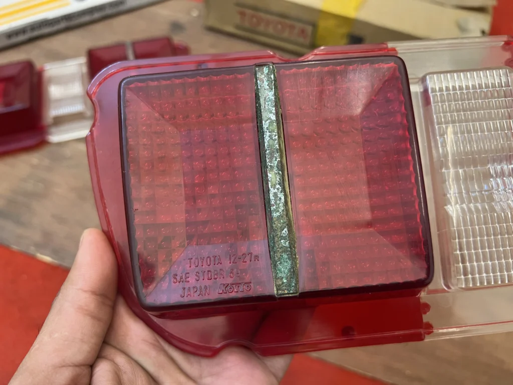 Corolla Sprinter Trueno TE27 KE25 tail light lenses NOS OEM pair (5)