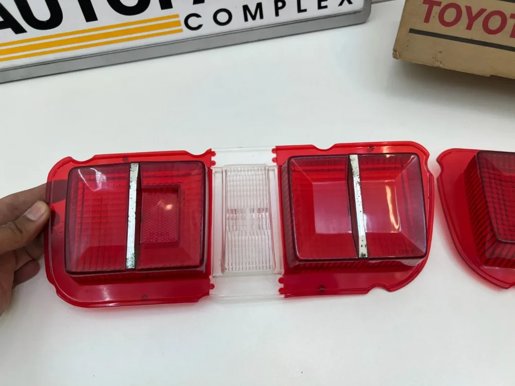 Corolla Sprinter Trueno TE27 KE25 tail light lenses NOS OEM pair (8)