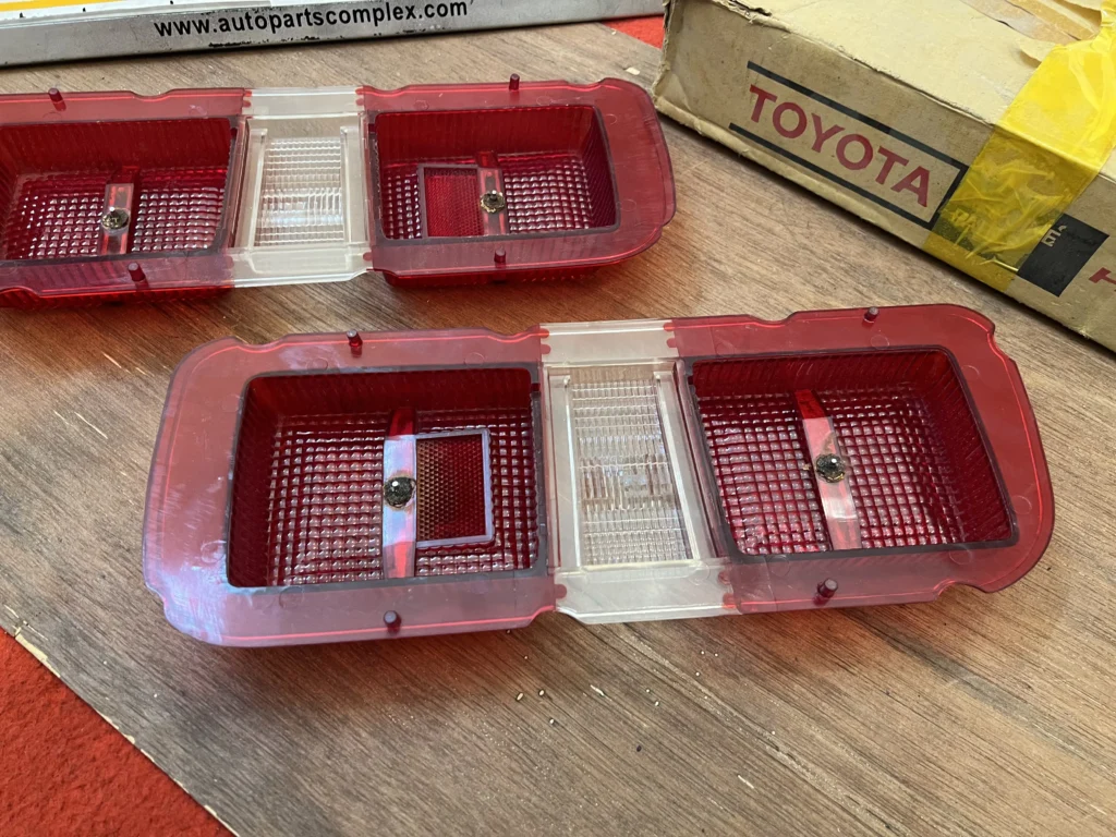 Corolla Sprinter Trueno TE27 KE25 tail light lenses NOS OEM pair (8)