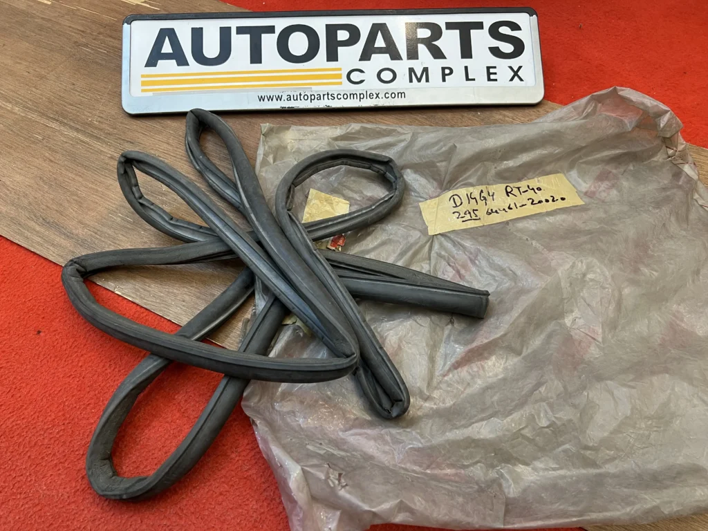 Corona Rt40 trunk rubber seal (1)
