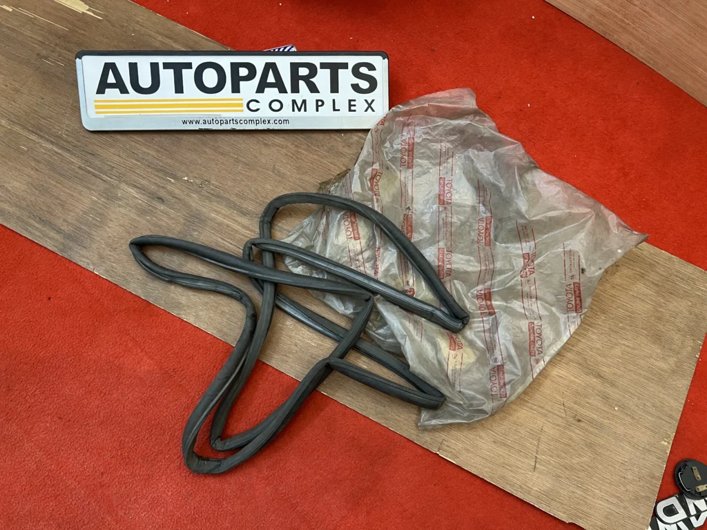 Corona Rt40 trunk rubber seal (3)