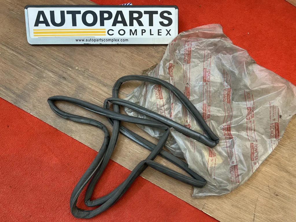 Corona Rt40 trunk rubber seal (4)