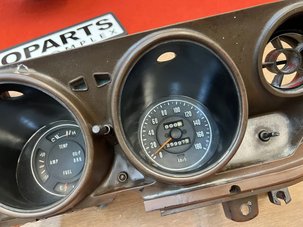 Mazda 808 RHD dash cluster (4)