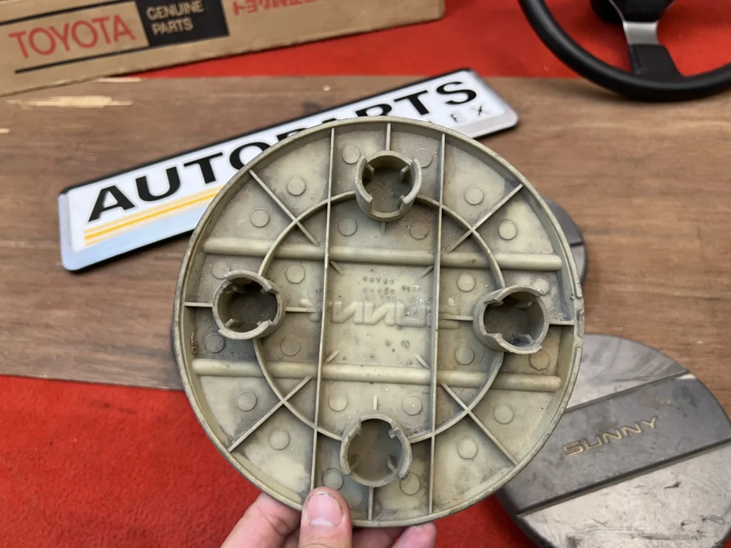 Nissan sunny B11 wheel center caps (4)