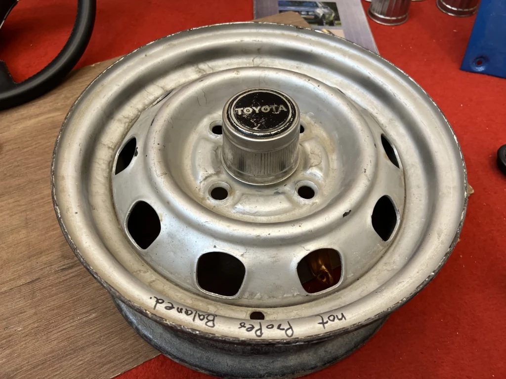 OEM Toyota center caps fits ke30 Ke70 Ke36 corolla and some other 70s (1)