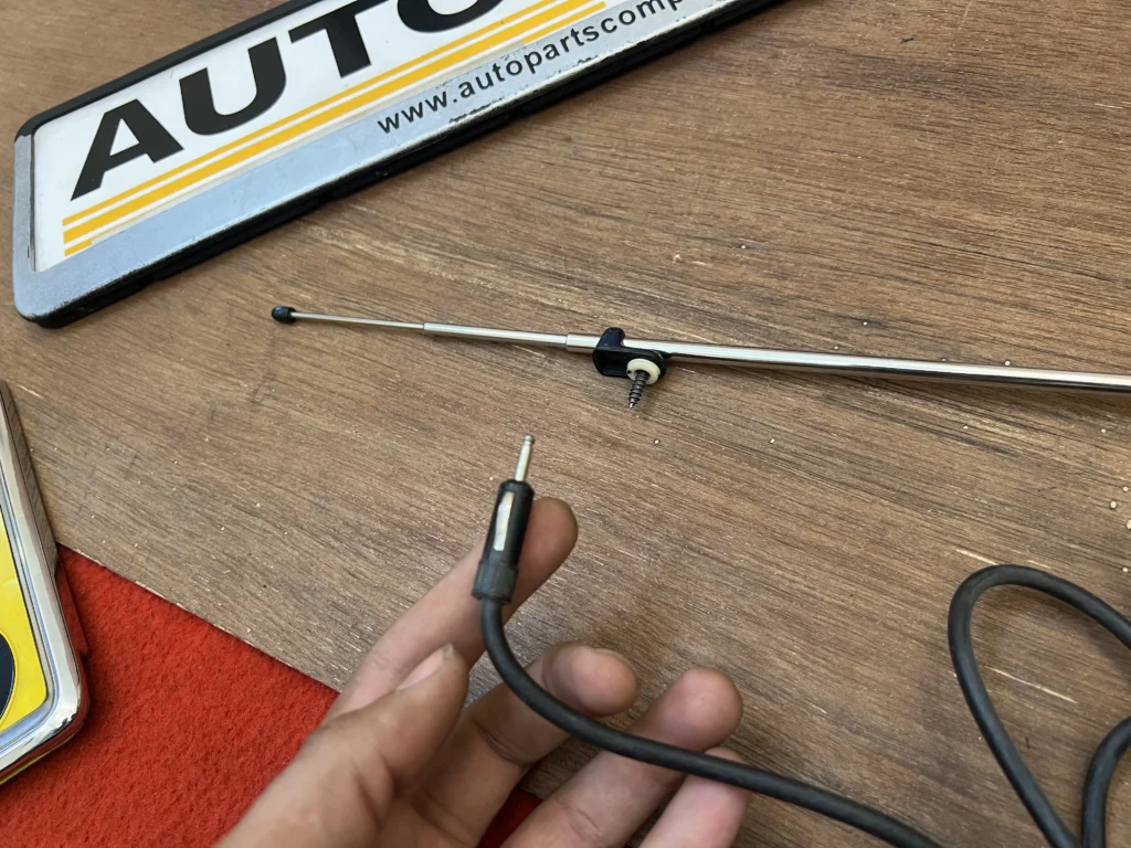 OEM Toyota pillar Antenna for Corolla 1980 1981 Starlet KP60 KP61 Hilux 1979-83 (1)