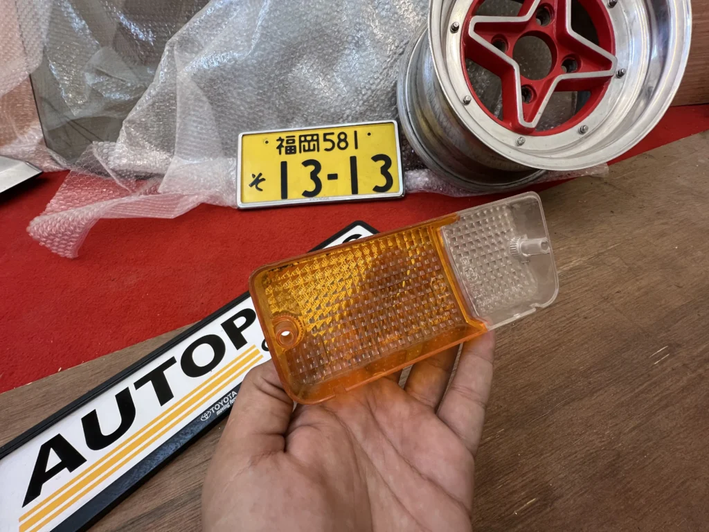 TOYOTA CORONA RT100 RT104 Front Turn Signal Light Lamp Lens left OEM NOS (1)