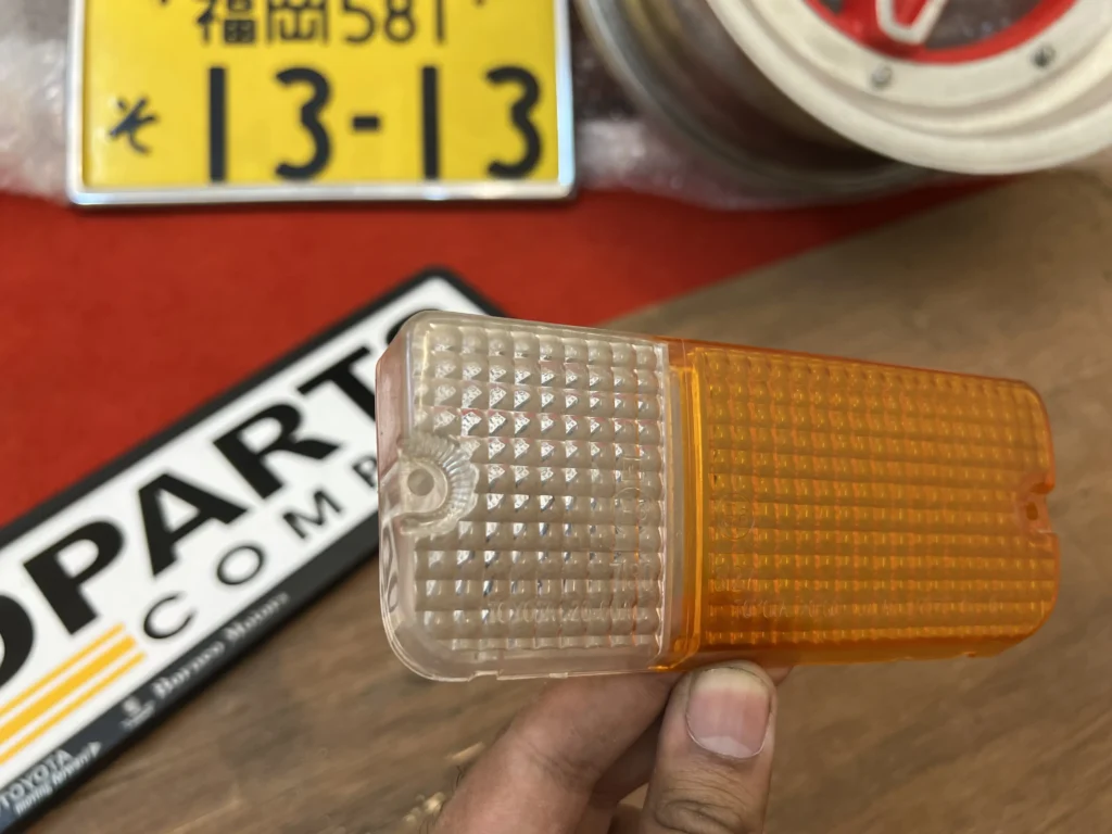 TOYOTA CORONA RT100 RT104 Front Turn Signal Light Lamp Lens left OEM NOS (4)