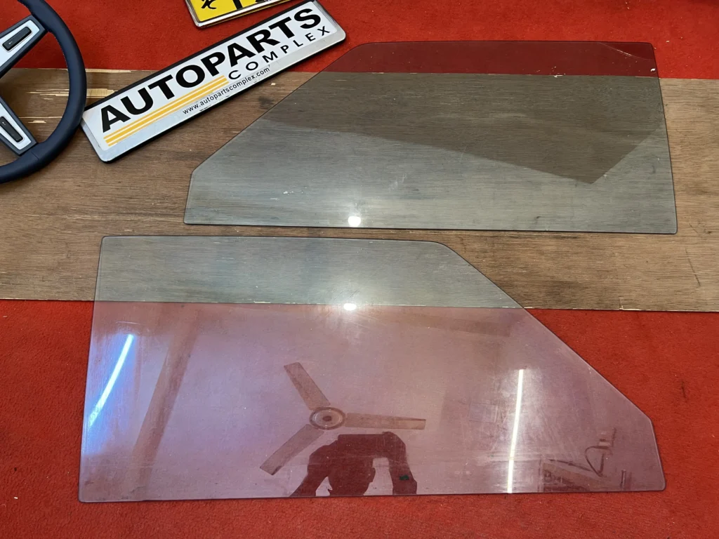 Corolla 1971 - 1974 2-door door window glasses pair (2)