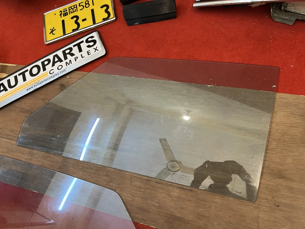 Corolla 1971 - 1974 2-door door window glasses pair (3)