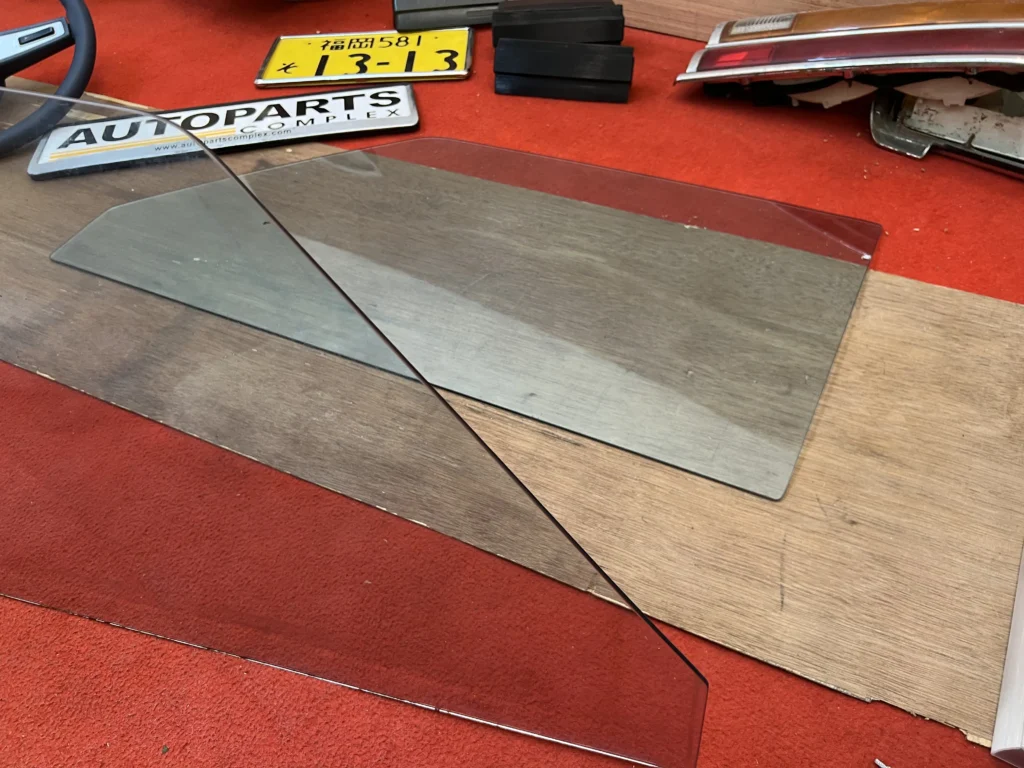 Corolla 1971 - 1974 2-door door window glasses pair (6)