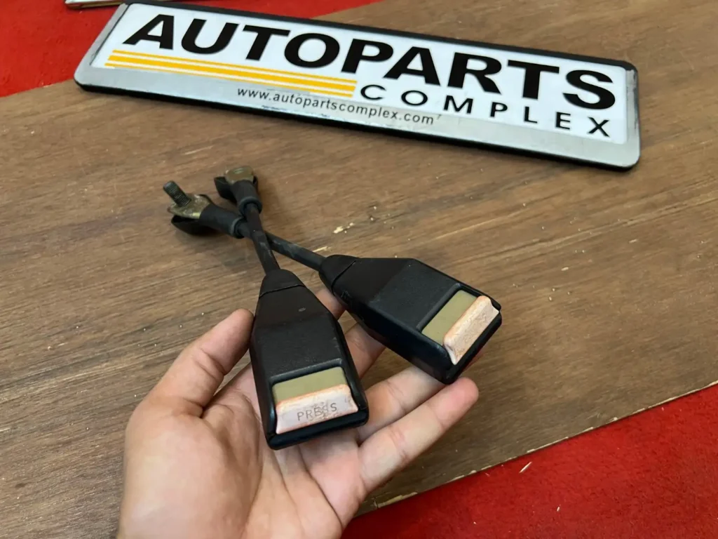 Corolla 1982 1983 OEM seat belt buckles (7)