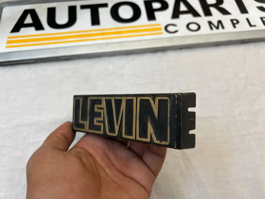 Corolla ke70 Te72 Te71 1980 - 1983 levin grille badge (4)