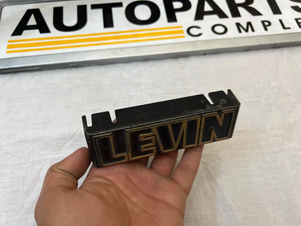 Corolla ke70 Te72 Te71 1980 - 1983 levin grille badge (5)