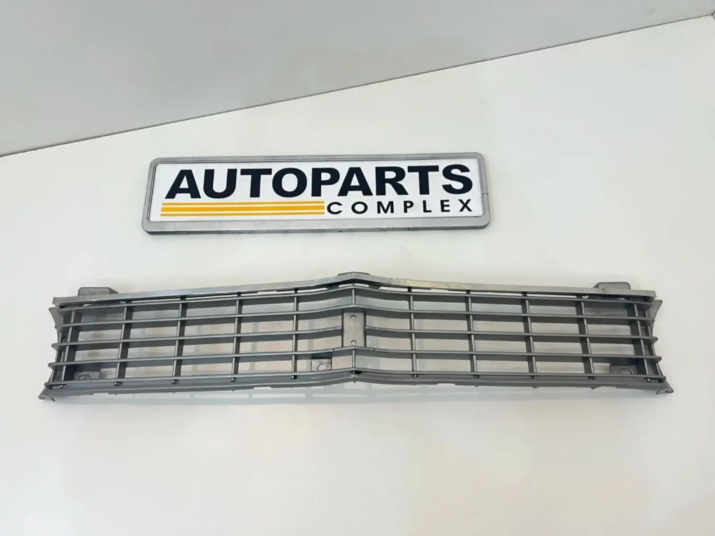 Corolla 1971 - 1974 ke20 te26 Te21 grille OEM (2)