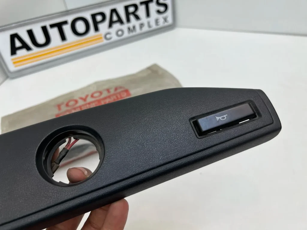 Corolla ke30 1976 steering wheel horn pad NOS OEM (5)