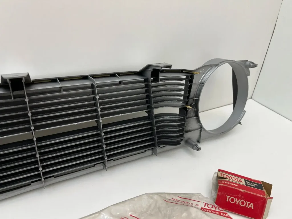 Corolla ke30 1977 NOS OEM grille with badge (8)