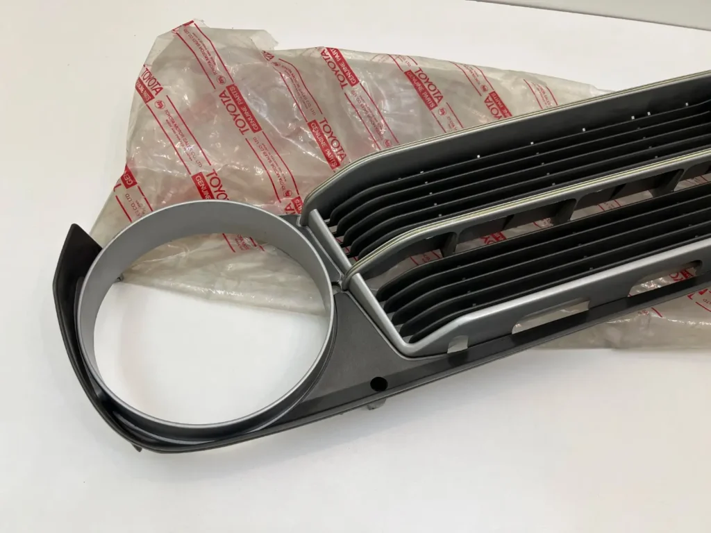 Corolla ke30 1977 NOS OEM grille with badge (3)