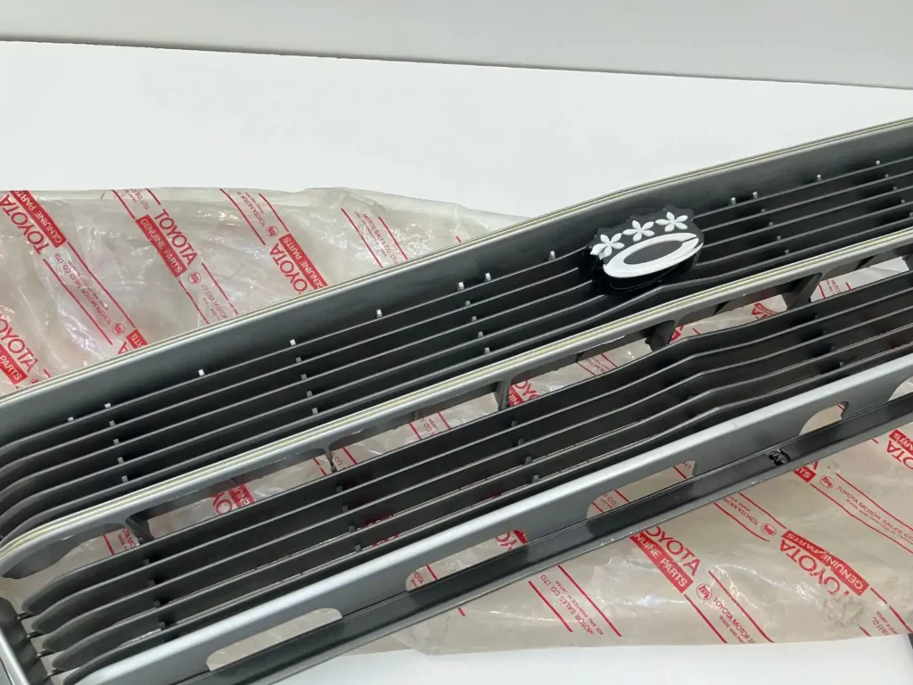 Corolla ke30 1977 NOS OEM grille with badge (4)