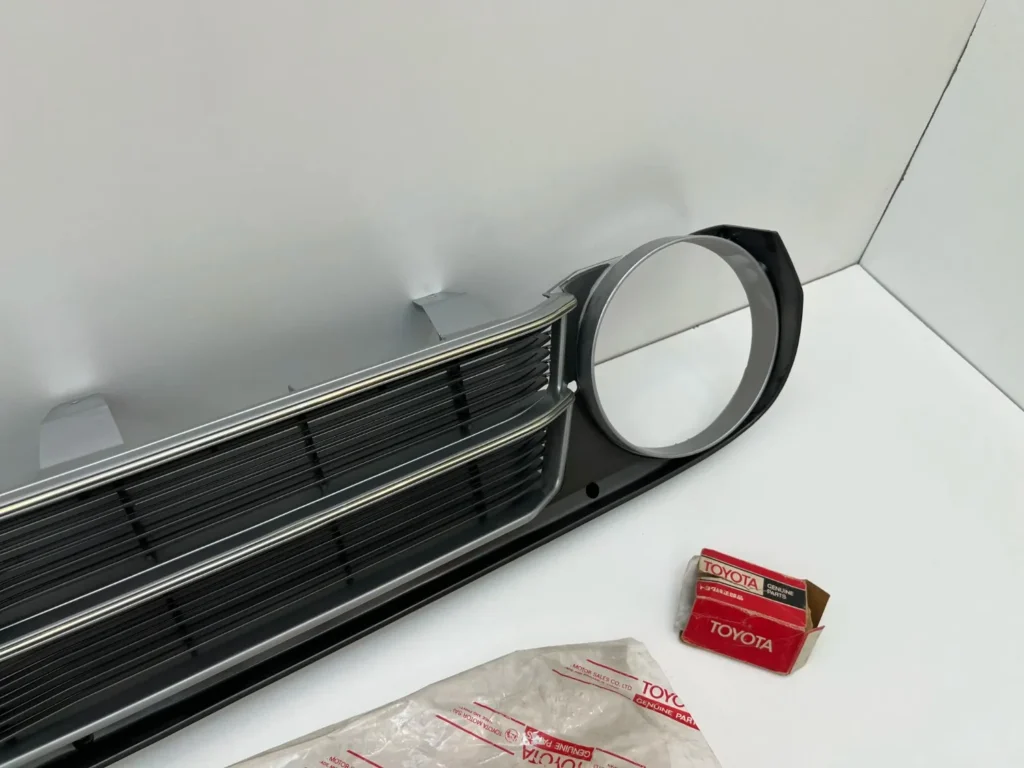 Corolla ke30 1977 NOS OEM grille with badge (6)
