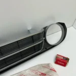 Corolla ke30 1977 NOS OEM grille with badge (6)