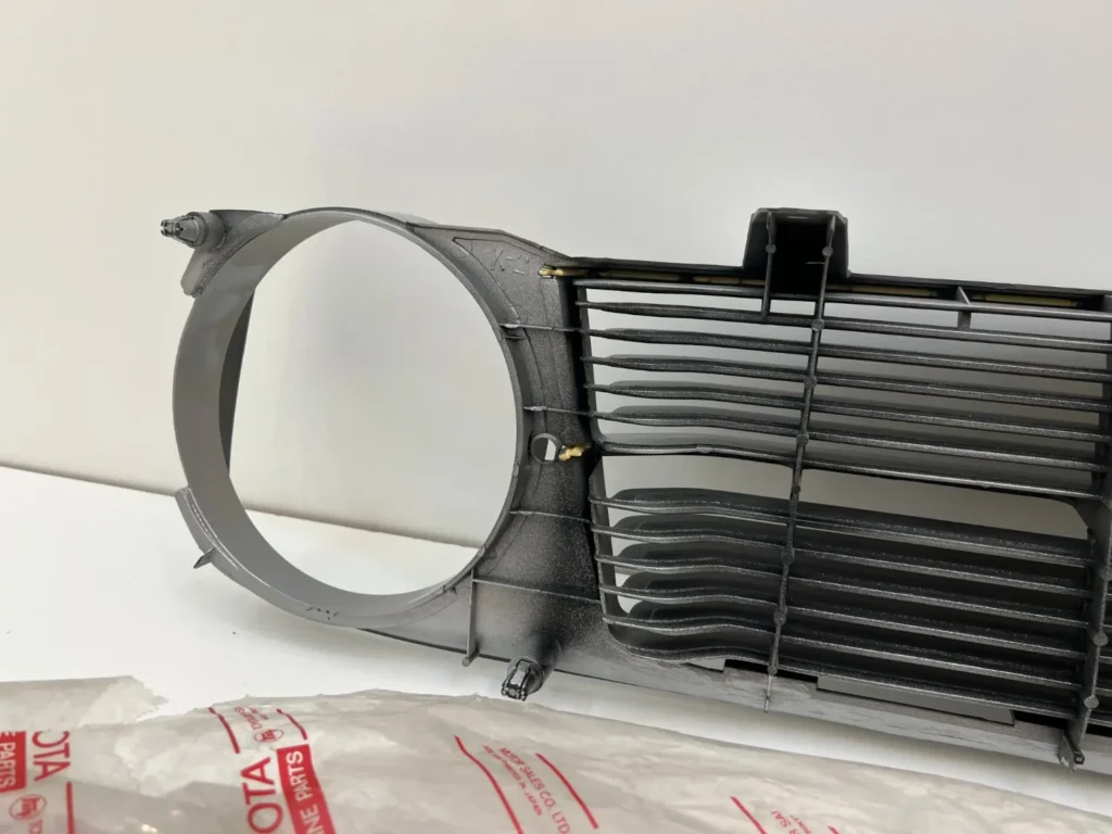 Corolla ke30 1977 NOS OEM grille with badge (7)