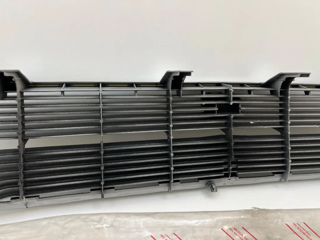 Corolla ke30 1977 NOS OEM grille with badge (8)