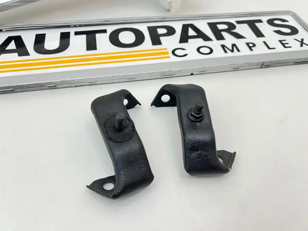 Datsun b210 120y 1974 rear bumper brackets pair (2)