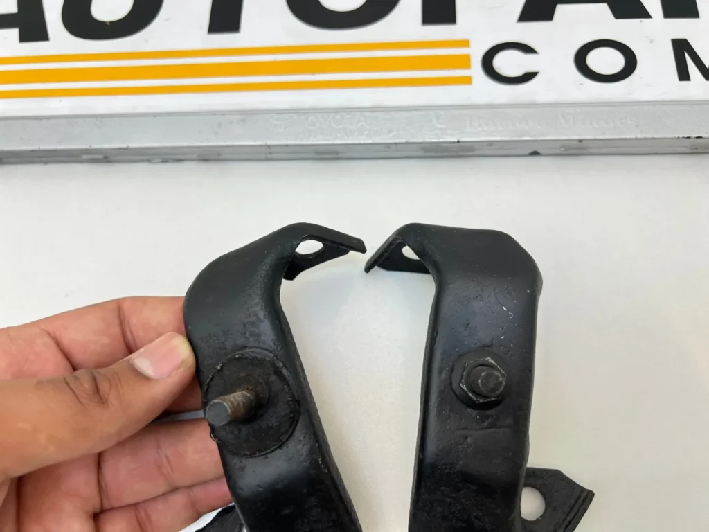 Datsun b210 120y 1974 rear bumper brackets pair (3)