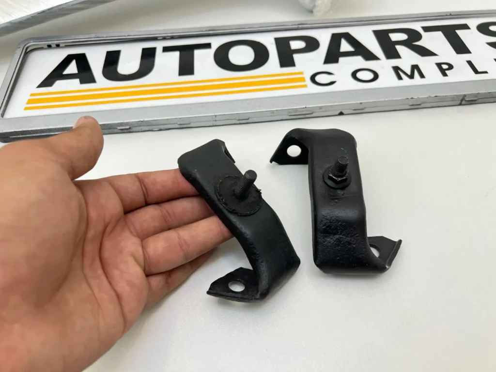 Datsun b210 120y 1974 rear bumper brackets pair (4)