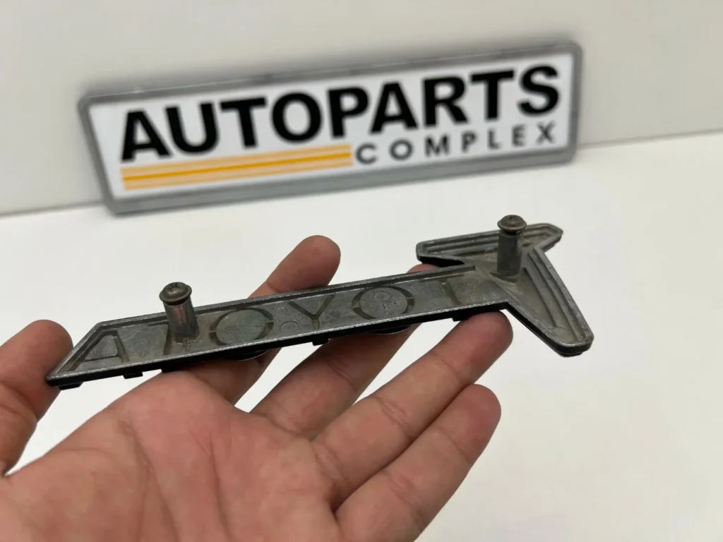 Toyota Hilux 1979 1980 RN30 RN40 RN36 grille badge OEM used (1)