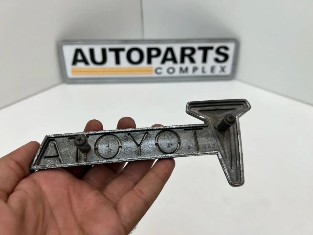 Toyota Hilux 1979 1980 RN30 RN40 RN36 grille badge OEM used (6)