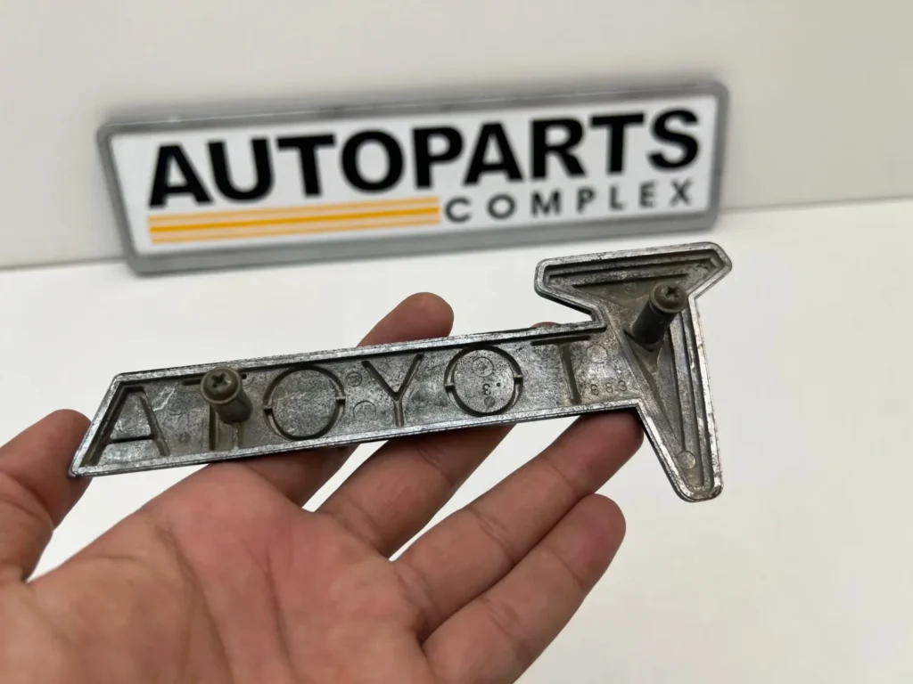 Toyota Hilux 1979 1980 RN30 RN40 RN36 grille badge OEM used (6)