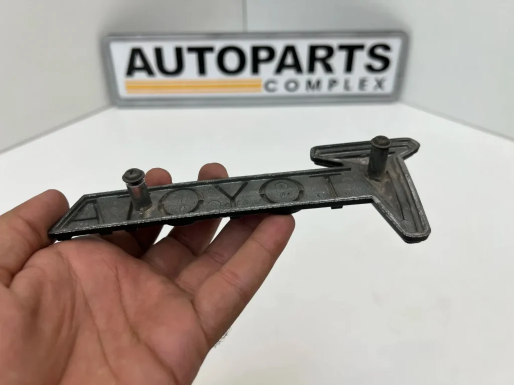 Toyota Hilux 1979 1980 RN30 RN40 RN36 grille badge OEM used (7)
