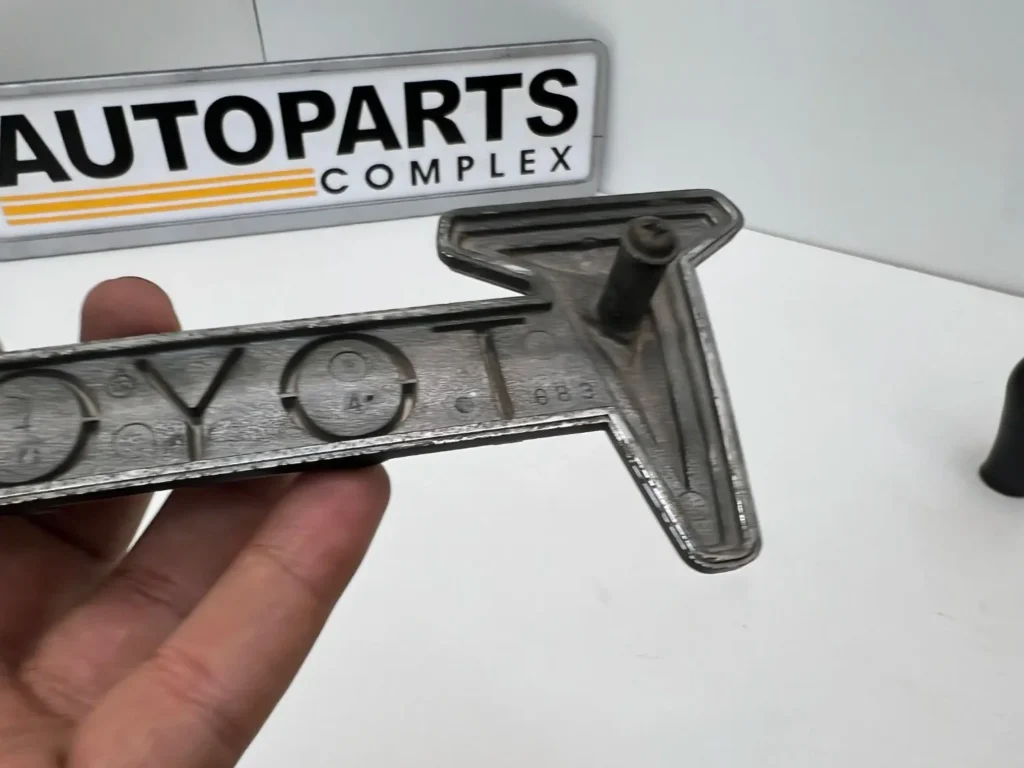 Toyota Hilux 1979 1980 RN30 RN40 RN36 grille badge OEM used (8)
