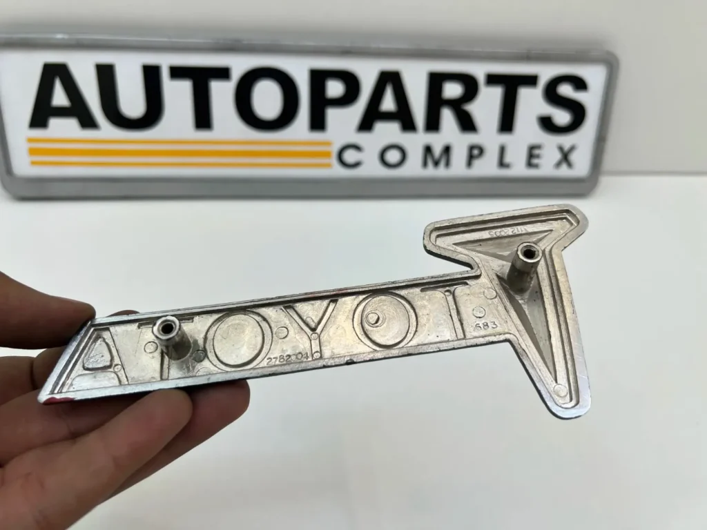 Toyota Hilux 1979 1980 grille badge new aftermarket (1)