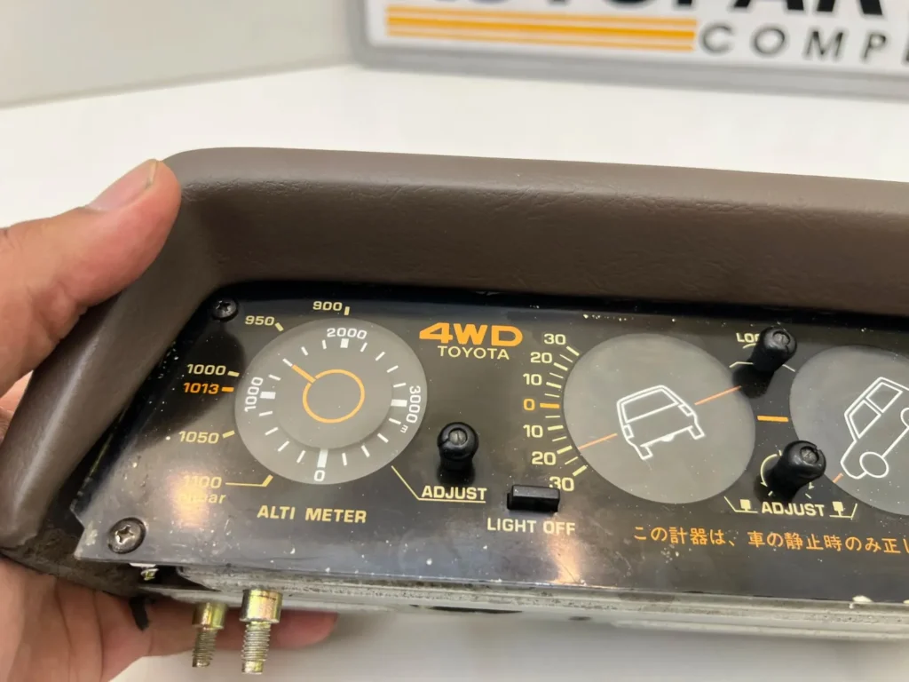 1st gen 4runner hilux inclinometer Altimeter OEM (brown) (1)